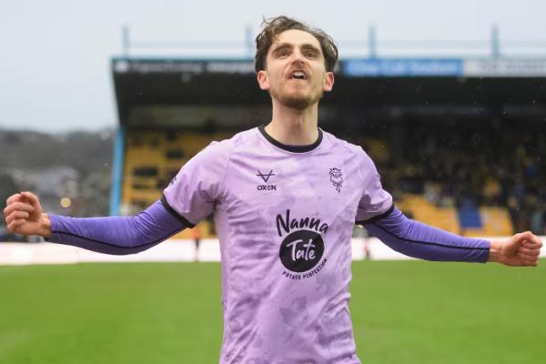 Mansfield Town 0, Lincoln City 2