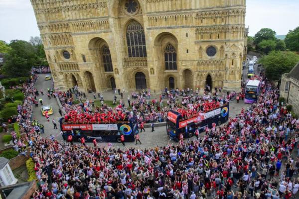 Sea of fans for victory 